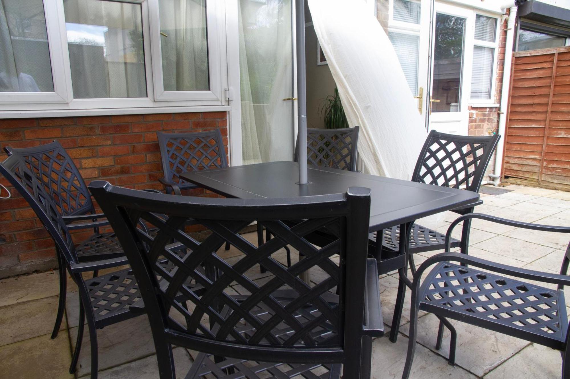 Spacious 4-bedroom Townhouse With Garden- Perfect For Groups! *