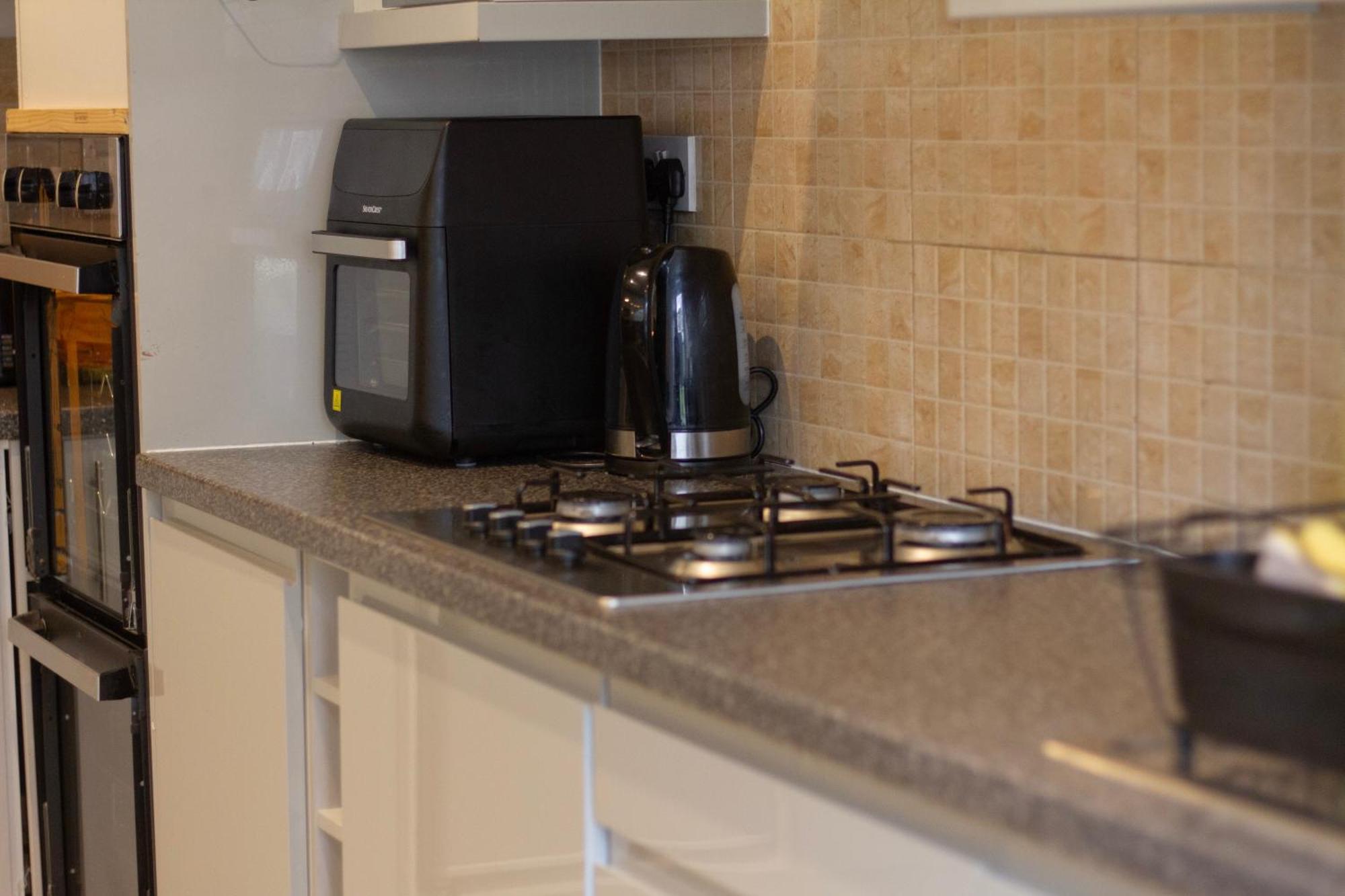 Spacious 4-bedroom Townhouse With Garden- Perfect For Groups! Holiday home